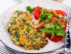 Spinach omelette with tomato and basil salad at Artist Cafe London in Shoreditch near Old Street (菠菜煎蛋卷) (tortilla de espinacas) (omelette aux épinards) (Spinatomelett) (ほうれん草オムレツ) (frittata agli spinaci) (spinazie-omelet).