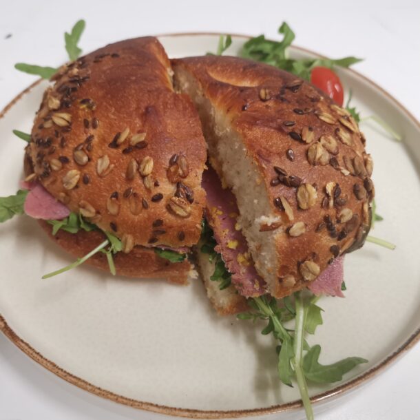 EN: Salted beef bagel with pickle, mustard and rocket CN: 咸牛肉贝果（酸黄瓜、芥末和芝麻菜） ES: Bagel de carne salada con pepinillo, mostaza y rúcula FR: Bagel au bœuf salé avec cornichon, moutarde et roquette DE: Salted Beef Bagel mit Gewürzgurke, Senf und Rucola IT: Bagel con manzo salato, cetriolo sottaceto, senape e rucola JA: 塩漬けビーフ、ピクルス、マスタード、ルッコラのベーグル NL: Bagel met salted beef, augurk, mosterd en rucola