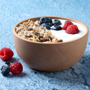 Porridge with oats, berries, honey and seeds in Shoreditch near Old Street – popular healthy breakfast (粥类早餐) (desayuno de avena) (porridge petit déjeuner) (haferbrei frühstück) (ポリッジ朝食) (colazione porridge).