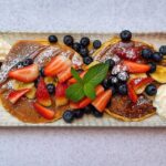 Mixed fruit pancake with fresh berries (水果煎饼) (panqueque de frutas) (crêpe aux fruits) (früchtepfannkuchen) (pancake alla frutta)