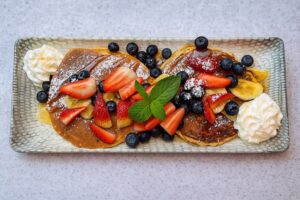 Mixed fruit pancake with fresh berries (水果煎饼) (panqueque de frutas) (crêpe aux fruits) (früchtepfannkuchen) (pancake alla frutta)
