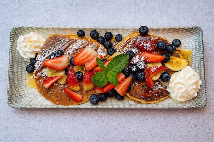 Mixed fruit pancake with fresh berries (水果煎饼) (panqueque de frutas) (crêpe aux fruits) (früchtepfannkuchen) (pancake alla frutta)