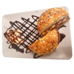 EN: Nutty Monkey Bagel with Nutella and banana CN: 巧克力榛子酱香蕉贝果 ES: Bagel con Nutella y plátano FR: Bagel Nutella et banane DE: Bagel mit Nutella und Banane IT: Bagel con Nutella e banana JA: ヌテラとバナナのベーグル NL: Bagel met Nutella en banaan