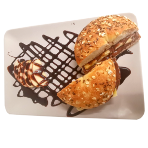 EN: Nutty Monkey Bagel with Nutella and banana CN: 巧克力榛子酱香蕉贝果 ES: Bagel con Nutella y plátano FR: Bagel Nutella et banane DE: Bagel mit Nutella und Banane IT: Bagel con Nutella e banana JA: ヌテラとバナナのベーグル NL: Bagel met Nutella en banaan