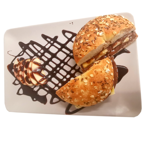 EN: Nutty Monkey Bagel with Nutella and banana CN: 巧克力榛子酱香蕉贝果 ES: Bagel con Nutella y plátano FR: Bagel Nutella et banane DE: Bagel mit Nutella und Banane IT: Bagel con Nutella e banana JA: ヌテラとバナナのベーグル NL: Bagel met Nutella en banaan