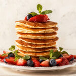 American pancake with Nutella and banana (美式煎饼) (panqueque americano) (crêpe américain) (amerikanischer pfannkuchen) (pancake americano)