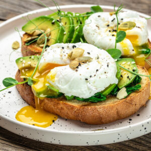 Avocado Boom vegetarian breakfast in Shoreditch near Old Street – popular avocado dish (鳄梨早餐) (desayuno de aguacate) (petit déjeuner à l’avocat) (avocado frühstück) (アボカド朝食) (colazione avocado).