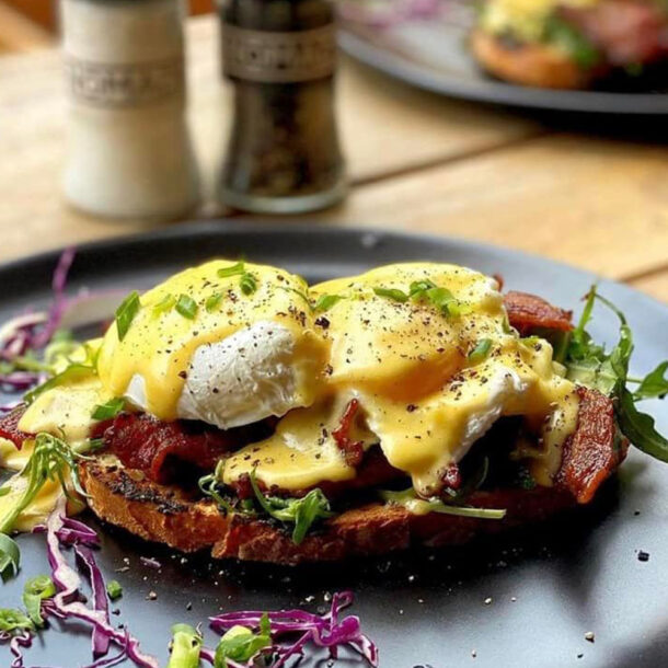 Eggs Florentine with spinach, poached eggs and hollandaise in Shoreditch near Old Street – popular vegetarian brunch (佛罗伦萨鸡蛋) (huevos florentine) (œufs florentine) (florentiner frühstück) (エッグフロレンティン) (uova florentine).
