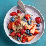 Rise N Shine breakfast with yoghurt, berries and granola in Shoreditch near Old Street (健康早餐) (desayuno saludable) (petit déjeuner sain) (gesundes frühstück) (ヘルシー朝食) (colazione sana).