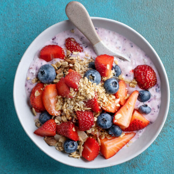 Rise N Shine breakfast with yoghurt, berries and granola in Shoreditch near Old Street (健康早餐) (desayuno saludable) (petit déjeuner sain) (gesundes frühstück) (ヘルシー朝食) (colazione sana).