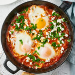 Shakshuka breakfast in Shoreditch near Old Street – popular Mediterranean dish (沙克舒卡) (desayuno shakshuka) (petit déjeuner shakshuka) (shakshuka frühstück) (シャクシュカ) (colazione shakshuka).