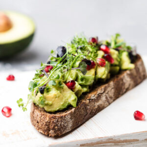 Smashed Avocado vegetarian breakfast on sourdough with optional add-ons in Shoreditch near Old Street – popular avocado toast (鳄梨吐司) (tostada de aguacate) (toast à l’avocat) (avocado toast frühstück) (アボカドトースト) (toast avocado colazione).